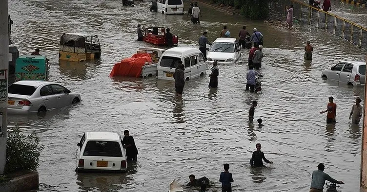 Karaçi’de şiddetli yağış can aldı: 16 ölü