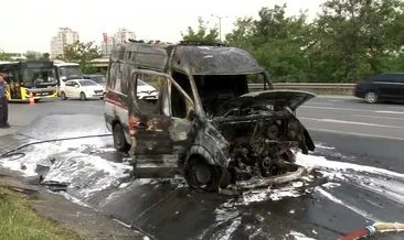 Ambulans seyir halindeyken alev aldı