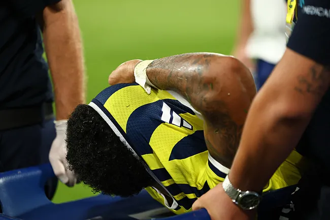 fenerbahcede-jayden-oosterwoldenin-sakatlik-durumu-aciklandi-1786012209791.jpg