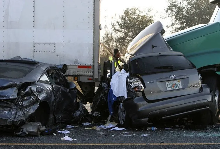 Florida’da zincirleme kazada 10 kişi öldü!