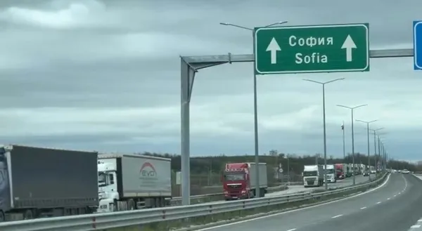 bulgaristan-tarafinda-25-kilometrelik-tir-kuyrugu-1765960461808.jpg