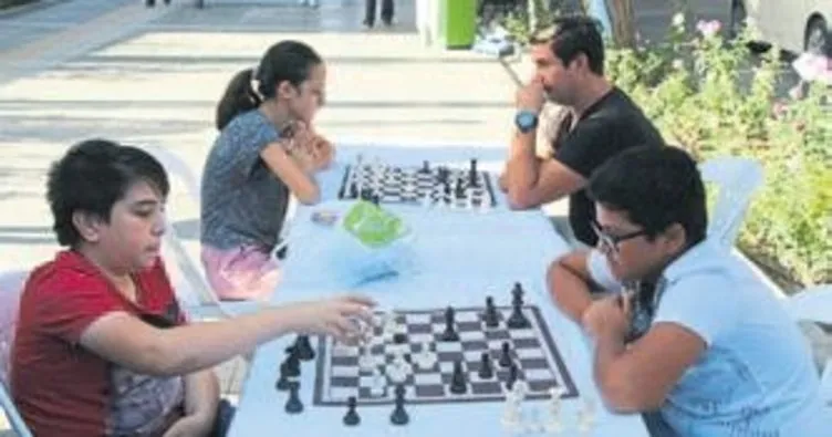 Sokakta satranç oynadılar