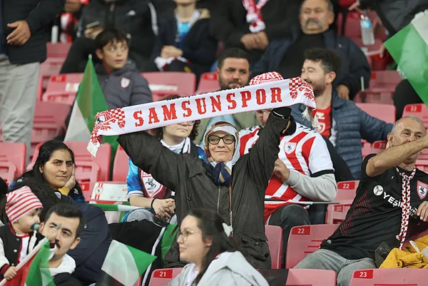 fanatik-nineler-tribunleri-salliyor-mahalle-halkini-bile-samsunspor-macina-tasiyorlar-1762579730644.jpeg