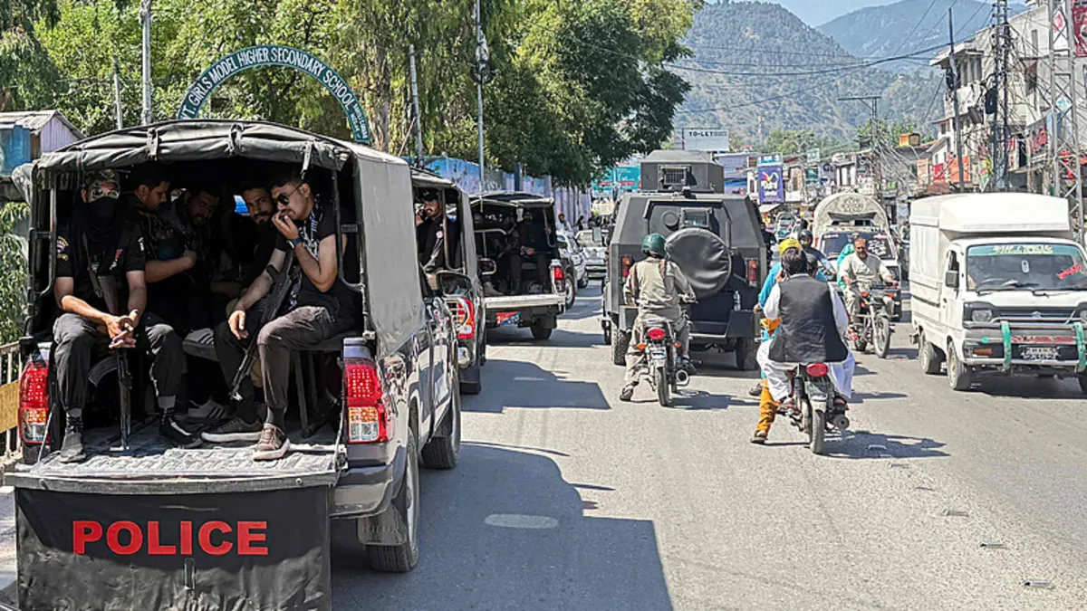 Pakistan’da sokaklar karıştı: Gösterilerde 15 kişi öldü
