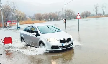 İzmir’de göl taştı evleri su bastı