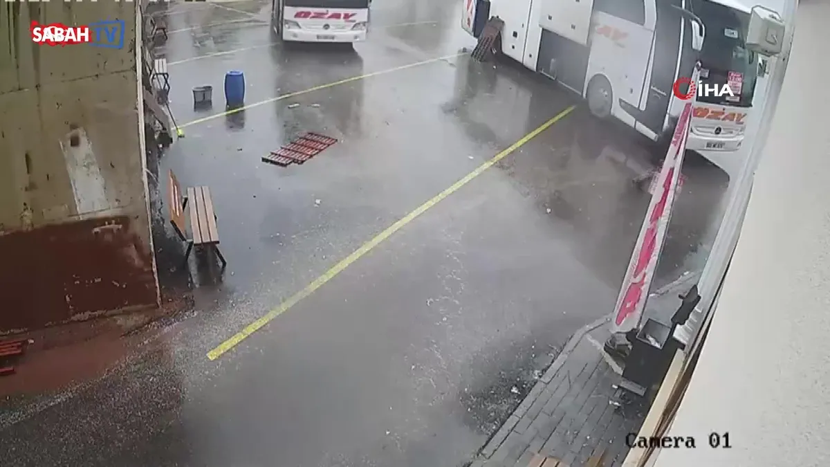 Faciadan kılpayı kurtuldu: Otogarda heyelan anı kamerada | Video videosunu izle Faciadan kılpayı kurtuldu: Otogarda heyelan anı kamerada | Video videosunu izle