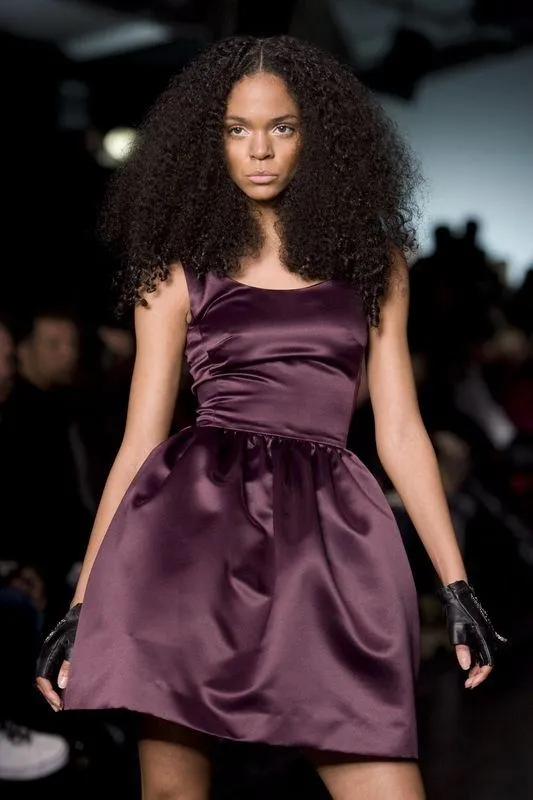 Kanada'daki defilede bikini üstü eşarp Magazin Haberleri