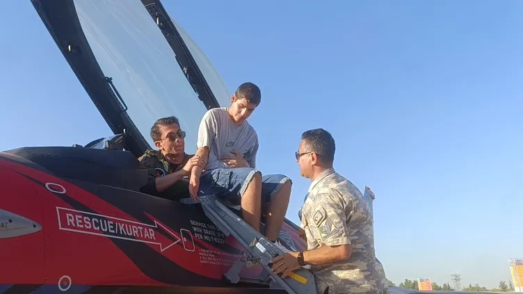 TEKNOFEST’te duygulandıran anlar: Görme engelli ikiz kardeşlerin F16 hayali gerçek oldu