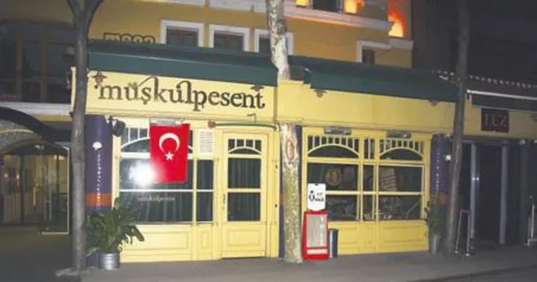 Mekanlar şehitlere saygı duruşunda