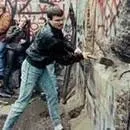 Berlin Duvarı yıkıldı