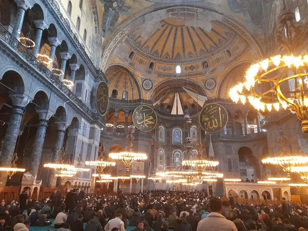 ayasofya-camii-rekora-kosuyor-bu-kuyruk-bitmez-1734875884729.jpg