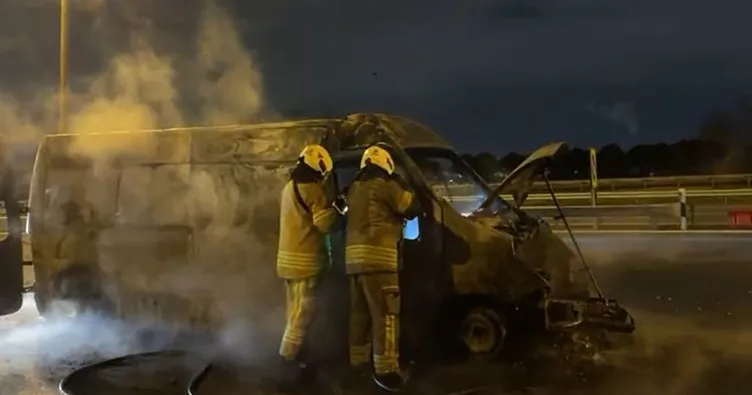 TEM Otoyolu’nda minibüs alev alev yandı