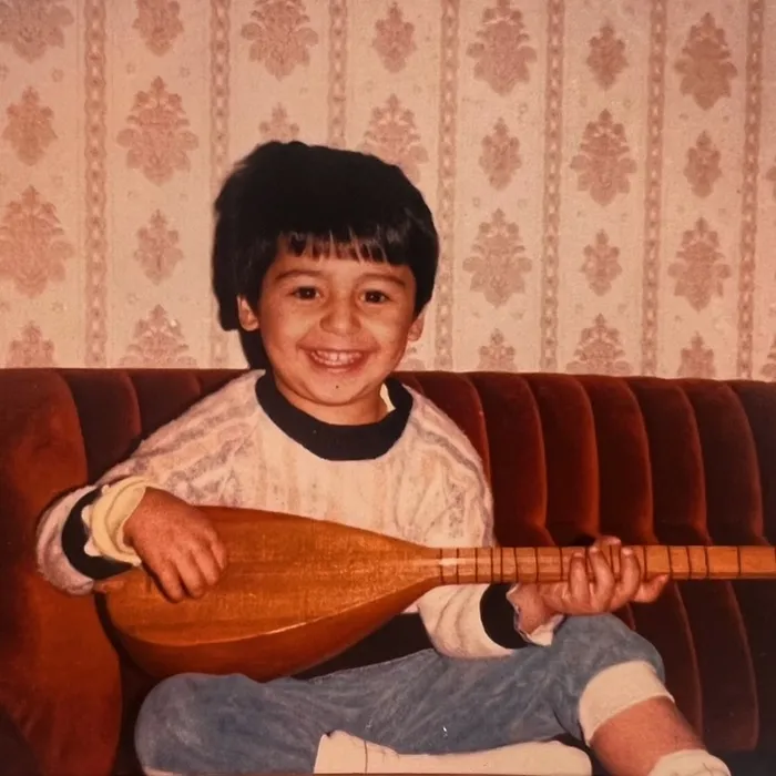 Onun hayali küçüklükten belliymiş... Elinde saz tutan ve şimdilerin en ünlü şarkıcılarından olan bu küçük çocuğu tanıyabildiniz mi?