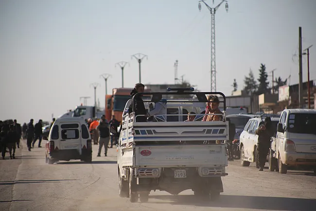 suriyede-ypgsdgnin-engelleri-altinda-sivillerin-deyr-hafirden-kacisi-suruyor-1768489593834.jpeg Suriye’de YPG/SDG’nin engelleri altında sivillerin Deyr Hafir’den kaçışı sürüyor!