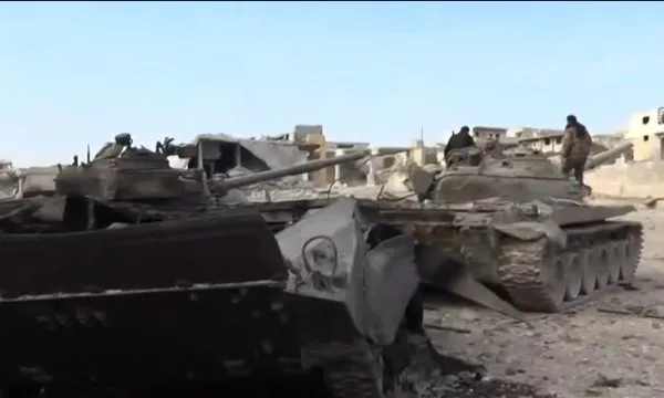 iste-rejimin-terk-ettigi-tanklar-a-haber-idlibde-catismanin-izlerini-goruntuledi-1733577787612.jpg