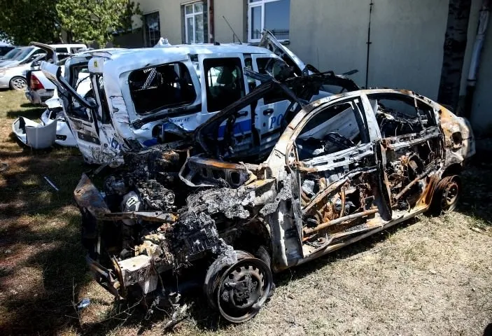 FETÖ'cü hainler 15 Temmuz gecesi polis araçlarını bu hale getirdi