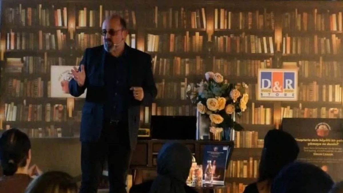 Sinan Canan Gece Yarısı Kütüphanesi’ni doldurdu! Sinan Canan Gece Yarısı Kütüphanesi’ni doldurdu!