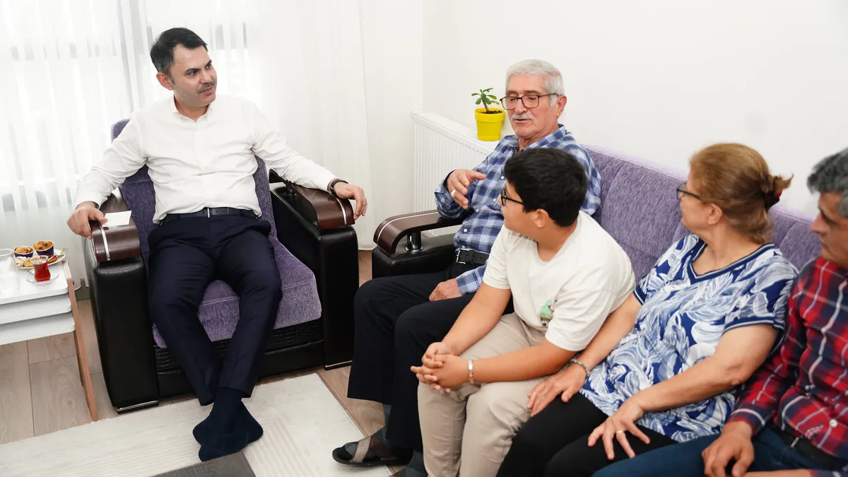 Bakan Kurum’dan, Hatay’da depremzede aileye ziyaret Bakan Kurum’dan, Hatay’da depremzede aileye ziyaret