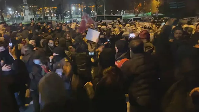 son-dakika-ozgur-ozelin-sokak-cagrilarina-sert-tepki-provokatorlerin-oyununa-gelmeyin-1742506001779.jpeg SON DAKİKA | Özgür Özel'in sokak çağrılarına sert tepki: Provokatörlerin oyununa gelmeyin