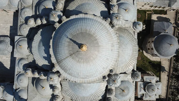 Koronavirüs tedbiriyle cuma namazında camiler bol kaldı