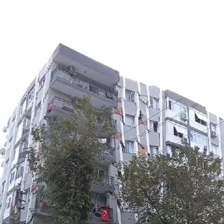 Son dakika: İzmir'deki depremde 7 katlı binanın çökme anı kameraya böyle yansıdı