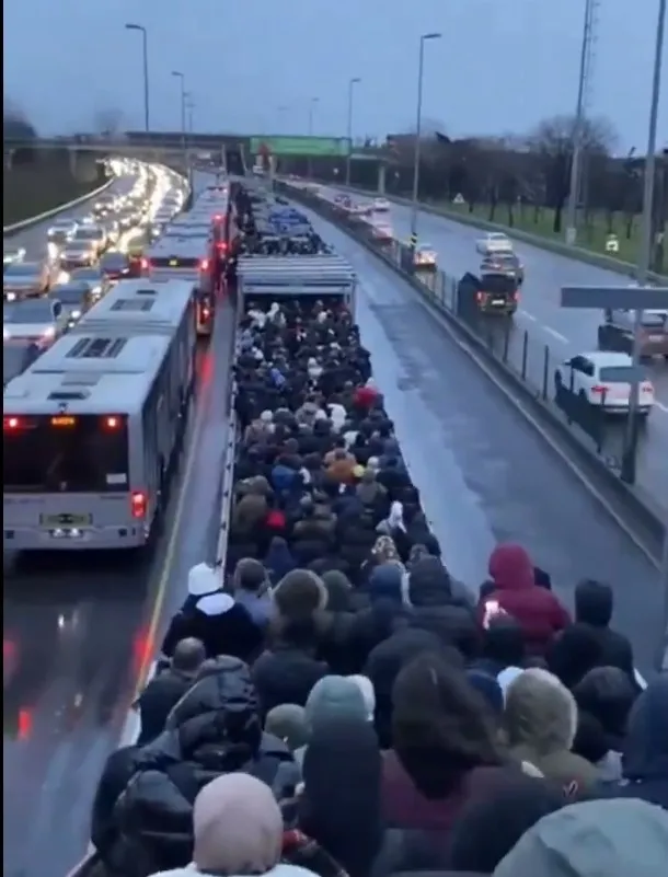 istanbulda-metrobus-arizalandi-seferler-aksadi-ise-giden-vatandaslar-isyan-etti-1704868674616.jpg