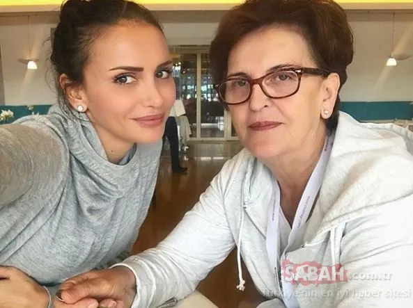 Sinem Kobal ve Kenan İmirzalıoğlu'ndan aile tablosu... Sinem Kobal'ın annesi güzelliği ile gençlere taş çıkardı!
