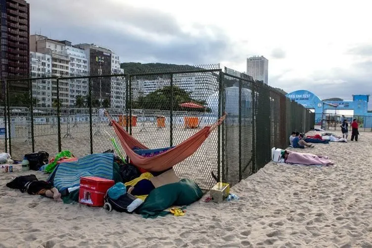 Copacabana plajı yatakhaneye döndü