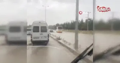 Elazığ’da sağanak yağış sonrası öğrenci servisi çukura düştü, halk otobüsü cadde ortasında kaldı | Video