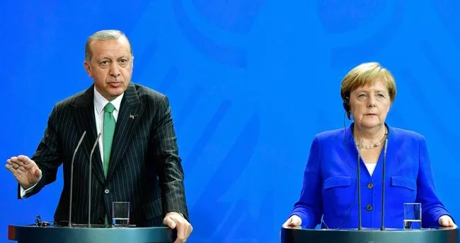 Erdoğan: Bu kişi Can Dündar ajandır, devletin sırlarını ifşa etmiştir
