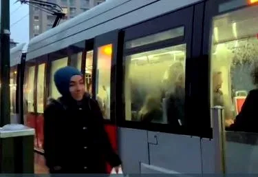 tramvayin-muhafaza-kapagi-acilinca-bariyere-carpip-cami-patlatti-1701359811353.jpg