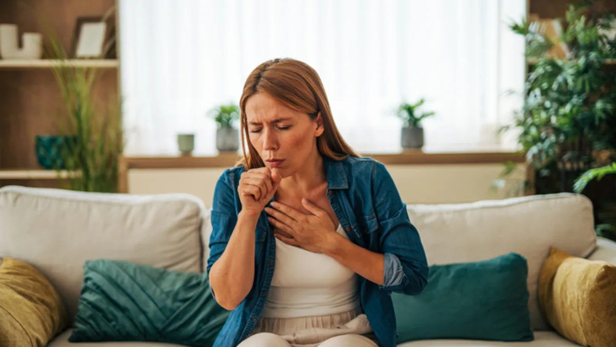 Öksürüğünüz bir türlü dinmiyor mu? Uzmanı uyardı: Sebebi enfeksiyon olmayabilir! Öksürüğünüz bir türlü dinmiyor mu? Uzmanı uyardı: Sebebi enfeksiyon olmayabilir!