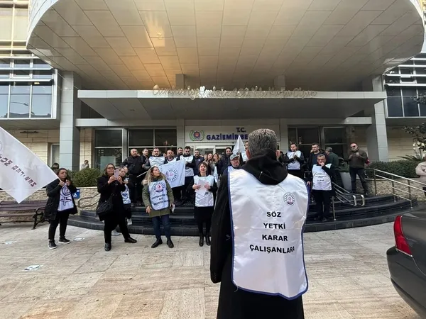 gaziemirde-tis-krizi-once-isciler-simdi-de-memurlar-ayaklandi-artik-yeter-1737204266914.jpg