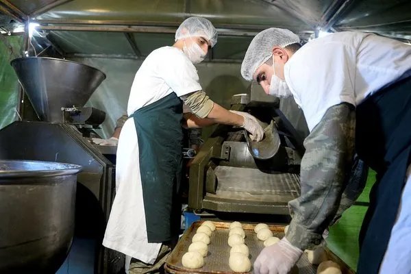 Mehmetçik Afrin'de yerel halkla ekmeğini paylaşıyor