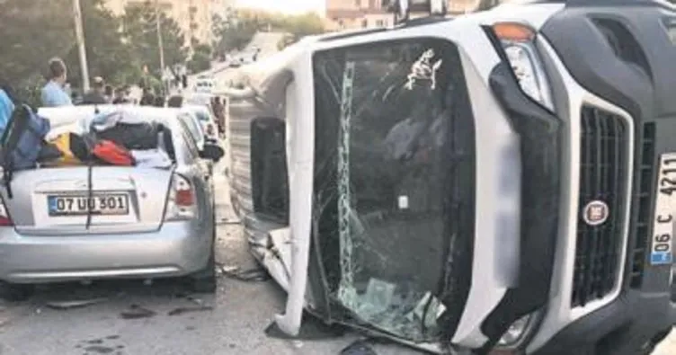 Öğrenci servisi devrildi: 10 yaralı