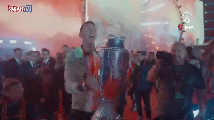 Şampiyon Galatasaray, kupasını Yenikapı'da aldı | Video
