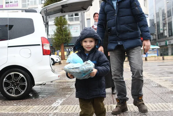 yuregi-kendisinden-buyuk-4-yasindaki-sirac-hic-giymedigi-kiyafetlerini-depremzedelere-tasiyor-1675830526801.jpg