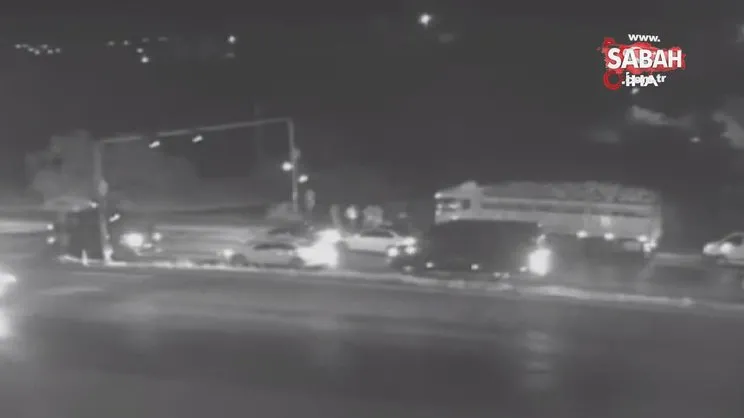 Alkollü sürücü kırmızı ışıkta bekleyen araçların arasına böyle daldı: 5 yaralı | Video