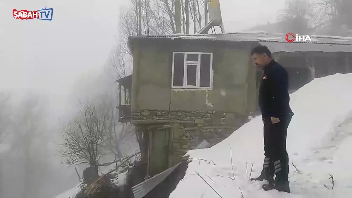 Çatak’ta toprak kayması: 2 katlı ev hasar gördü videosunu izle Çatak’ta toprak kayması: 2 katlı ev hasar gördü videosunu izle