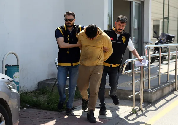 yer-adana-ihbara-giden-polis-memurunu-silahla-yaraladi-suphelinin-piskin-savunmasi-pes-dedirtti-yanlislikla-vu-1782547782110.jpg