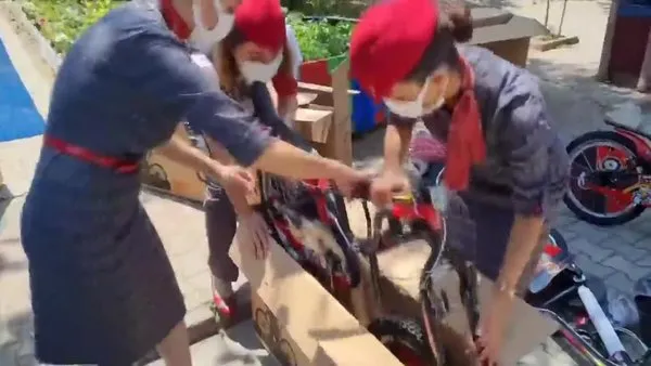 THY kabin memurları, Kurban Bayram'ında 100 çocuğa bisiklet hediye etti