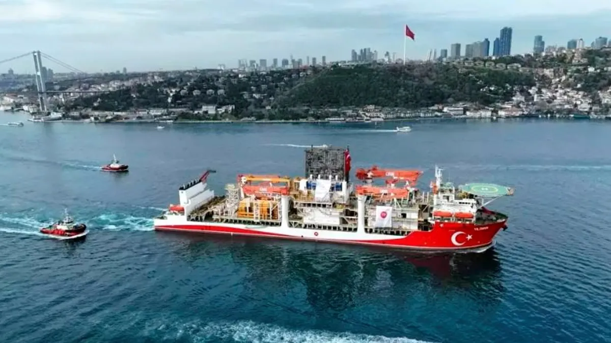 Yıldırım derin deniz sondaj gemisi İstanbul Boğazı’ndan geçti Yıldırım derin deniz sondaj gemisi İstanbul Boğazı’ndan geçti