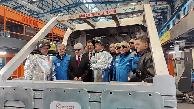 milli-elektrikli-hizli-tren-seti-govde-kaynagini-bakan-uraloglu-yapti-1739020220133.jpg