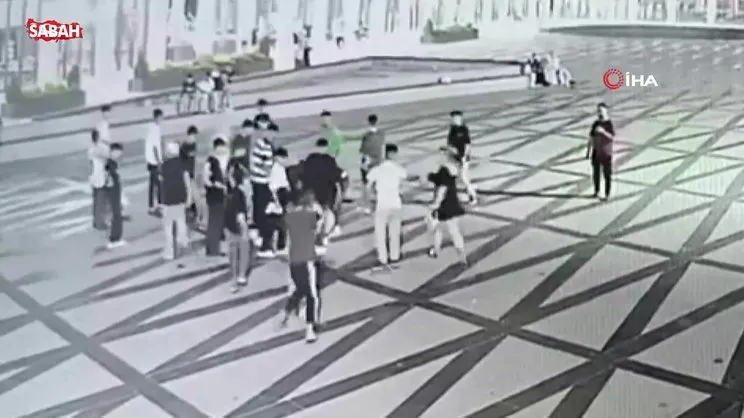 Bursa'da bıçaklı dehşet kamerada: 14 yaşındaki kız ortalığı savaş alanına çevirdi | Video