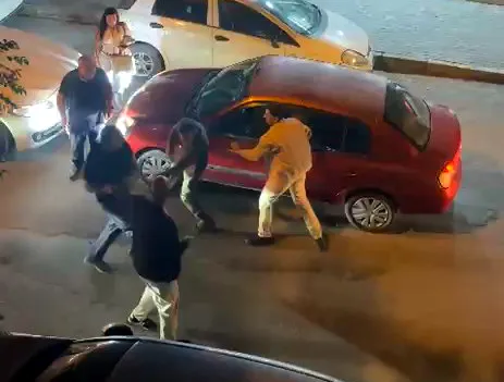 avcilarda-tekme-ve-yumruklu-yol-verme-kavgasini-gulerek-cep-telefonu-kamerasiyla-kaydetti-1780144611547.jpg