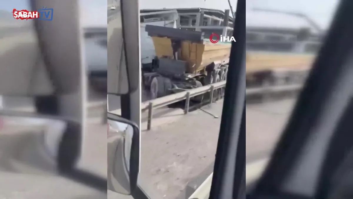 Arnavutköy’de iki kamyon kafa kafaya çarpıştı | Video videosunu izle Arnavutköy’de iki kamyon kafa kafaya çarpıştı | Video videosunu izle