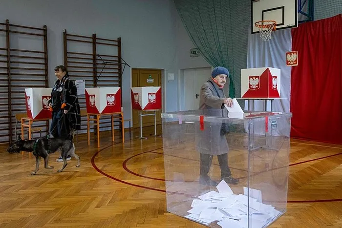 Polonya’da seçim günü: Yeni cumhurbaşkanı için kıran kırana yarış başladı