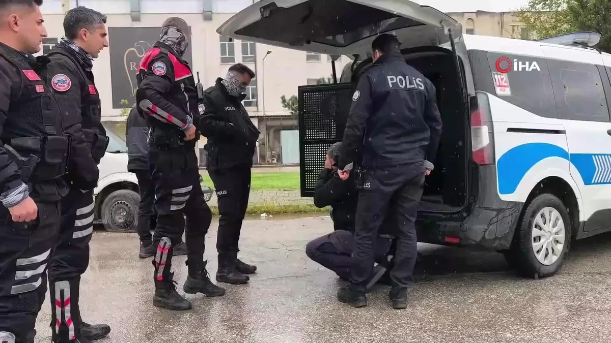 Bursa’da ehliyetsiz sürücü zorluk çıkarınca biber gazı yedi | Video videosunu izle Bursa’da ehliyetsiz sürücü zorluk çıkarınca biber gazı yedi | Video videosunu izle