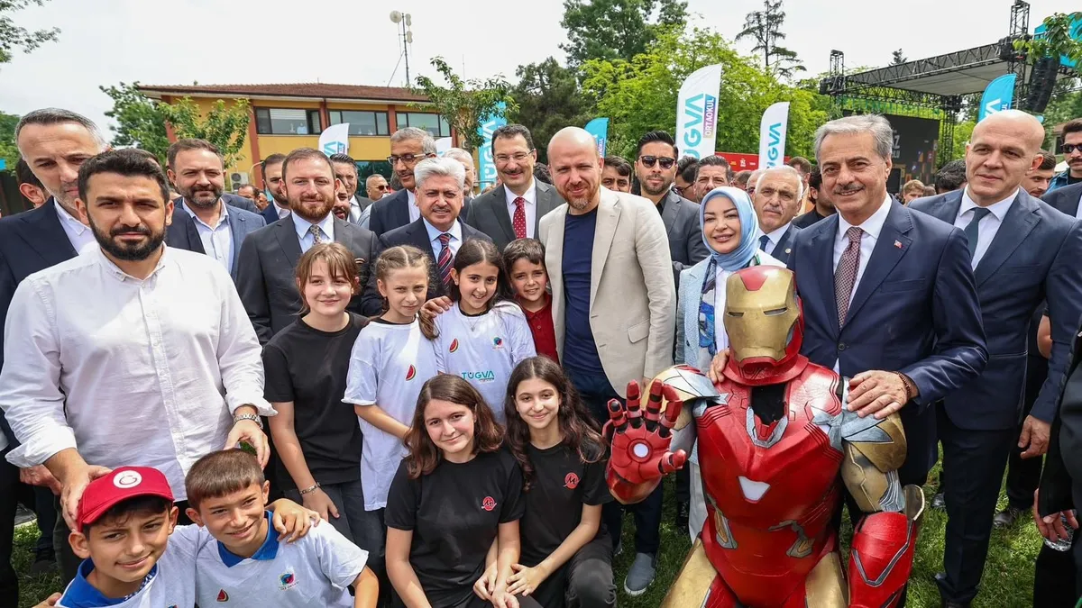TÜGVA Sakarya'da 'Renklensin Yaz Okulumuz' projesinin tanıtımından bir kare.