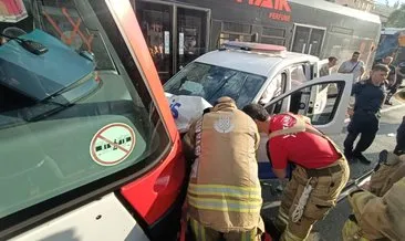 Laleli’de tramvay ile polis arabası çarpıştı: 3 yaralı